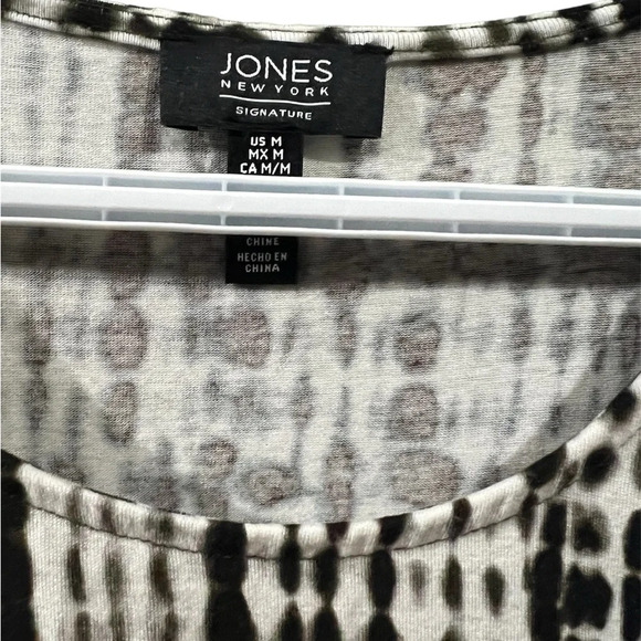 Jones NewYork Signature cold shoulder top, size Medium - Picture 4 of 5